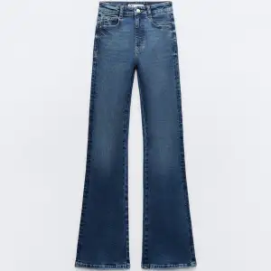 Skitsnygga utsvängda blå jeans från Zara i storlek 36. Helt oanvända med lappen kvar. Ganska långa på mig som är 165 cm lång. Köparen står för frakten. Skriv vid funderingar!💌