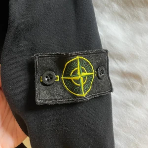 Stone Island tröja - Säljer eftersom den aldrig har kommit till användning. Köpte för 700kr här på plick. Vet ej om den är äkta men de ser ut som de. (Herrmodell)