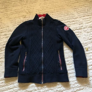 Stickad tröja - Marinblå cardigan. Strl s.