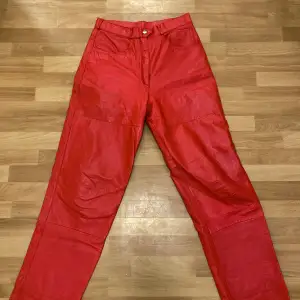 Röda vintage byxor i äkta läder!  Skulle säga att dem är i storlek XS/S❤️