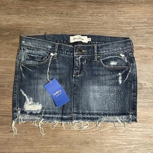 Vintage jeans kjol 💖💘🙏🏼 - Lägger ut då jag tyvärr växt ut min älskade favorit jeans kjol💖💖 den är i jätte bra skick men använd. Skriv vid intresse och mer bilder!! Det står storlek 12 men skulle se de som en xs. Passar egentligen både xxs- liten s❤️ kjolen är en mini kjol!