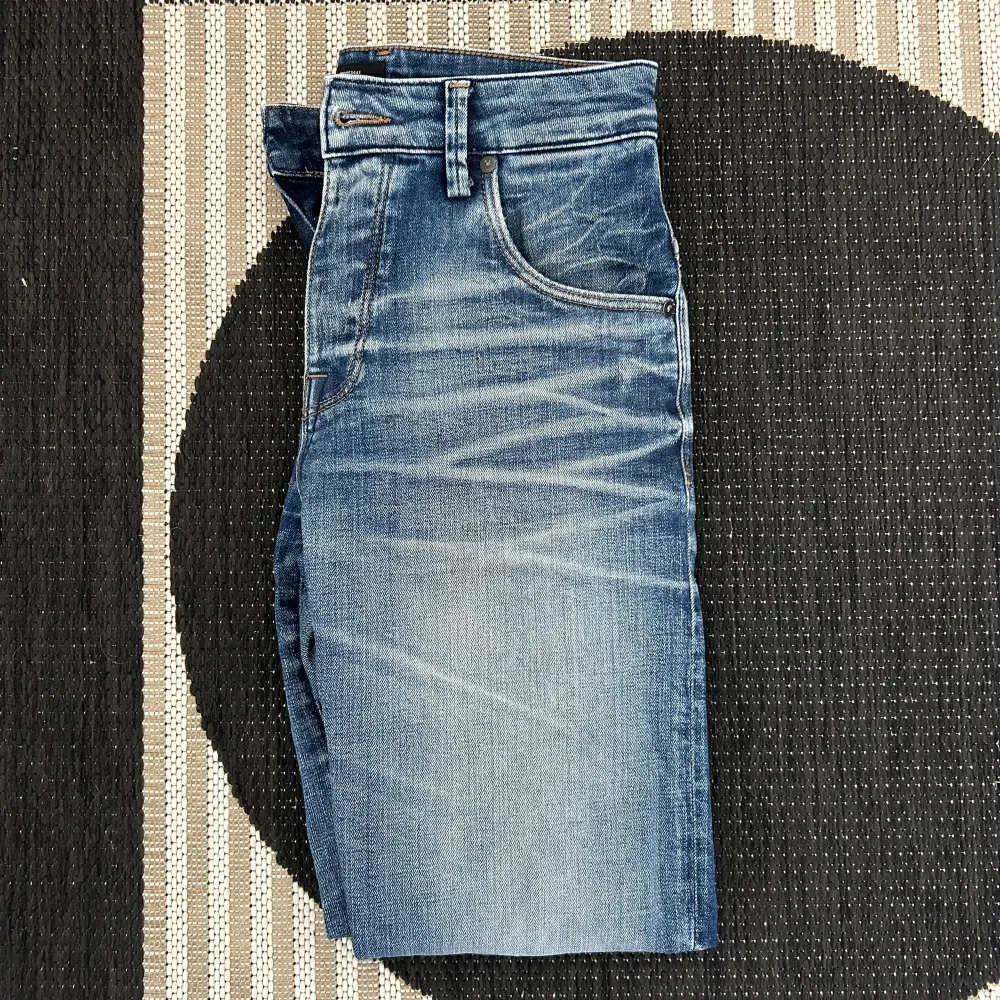 Storlek 28/32 snygga Washed jeans i nyskick, är 174 o väger 55-60kg, hör av er vid frågor samt övriga funderingar.. Jeans & Byxor.