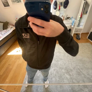 EA7 tröja 👕  - EA7 Emporio Armani-tröjan, storlek 14A (160 cm), är begagnad men har bara använts några få gånger, maximalt 10 gånger. Trots sin begränsade användning är den fortfarande i utmärkt skick och bibehåller sin höga kvalitet och stil. Matchande byxor finns