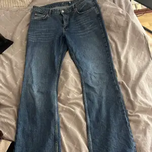 Dessa jeans är lite slitna precis vid kanten längst ner på jeansen, dom är långa så passar dom som är 1,75-1,78