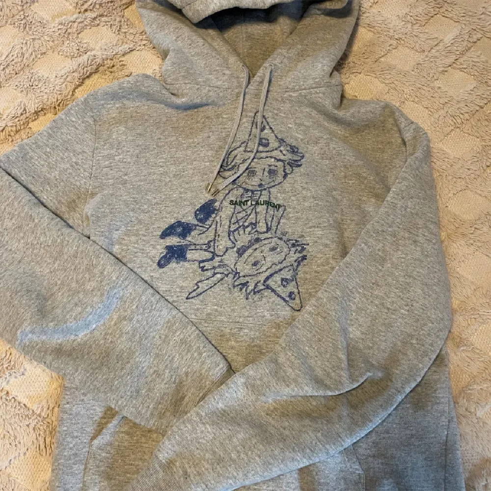 Säljer nu en fet YSL hoodie som är väldigt unik och efterfrågad. Order bekräftelse finns. Ny pris runt 9000kr säljs för 3500 kr men kan sänkas vid snabb affär!!   . Hoodies.