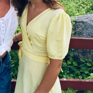 Gul sommarklänning - Säljer min super fina gula sommarklänning från Gina💕pris är diskuterbart
