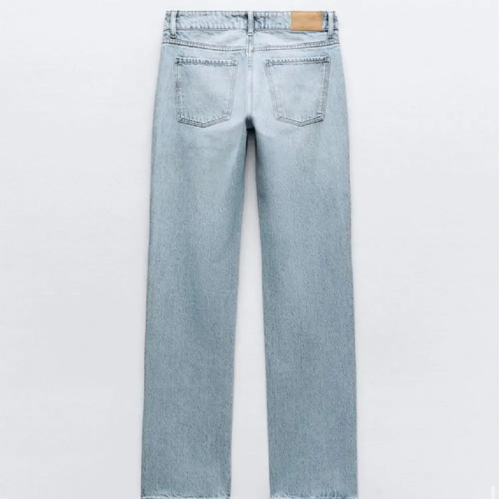 Low waist straight jeans från zara. Jeans & Byxor.