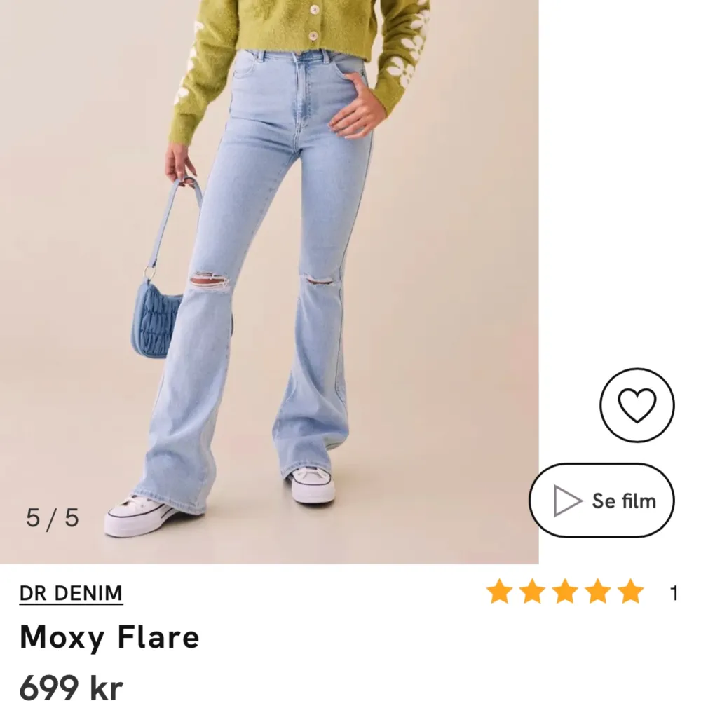 Säljer nu mina högmidjade moxy flare jeans med hål för att dom inte kommer till användning längre😊. Jeans & Byxor.