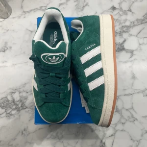 Adidas Campus 00s ”Dark Green” - Helt nya och oanvända Adidas Campus 00s ”Dark Green”. Storlek: 39 1/3. Pris: 1399. Skicka ett meddelande vid intresse. Köp tryggt och snabbt hos oss. Många nöjda kunder😊