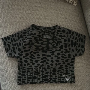 Träningstopp - Säljer denna snygga topp, endast ett par gånger använd. Köpt från asos! Säljer för att storleken är numera för liten på mig. Storleken är M men passformen är mer som en  XS/S. Köptes för 400
