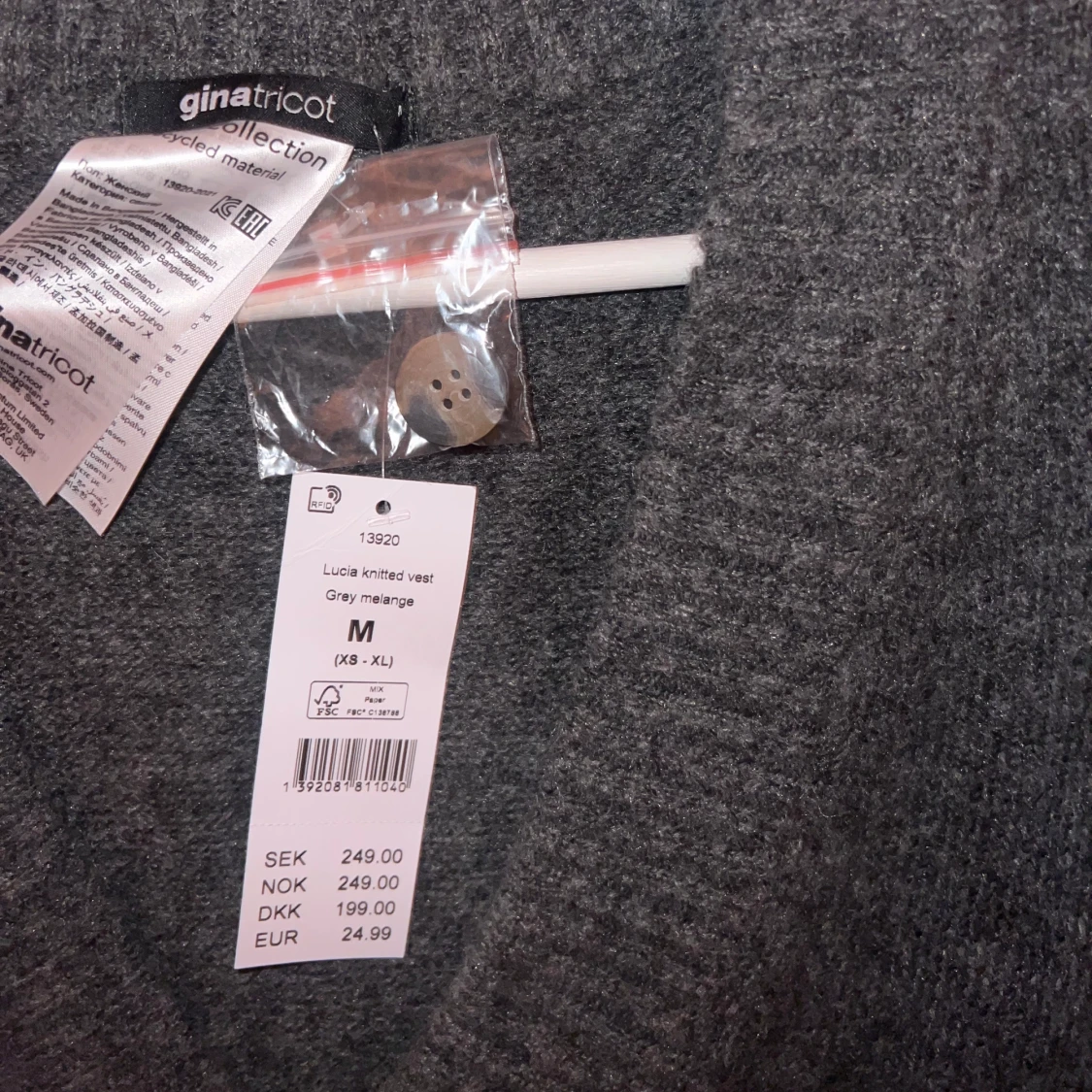 Mörkgrå stickad väst - 90