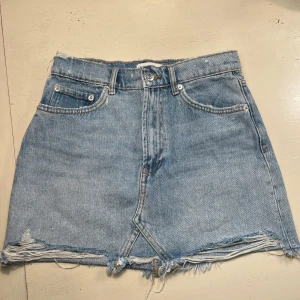 Jeanskjol - Heeeej!  Jag säljer denna fina jeanskjol från Zara🌸 Den satt inte riktigt som förväntat. Köptes av en annan användare här på Plick men är i super fint skick!🫶 Kjolen är i storlek M men passar även S/XS!