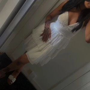 Väldigt vacker sommar kläning  - Köpt i London där av den ej finns i Sverige, väldigt vacker och passande till sommare.  bra kvalite och matrial