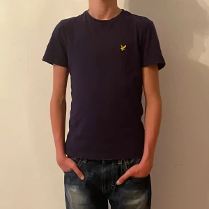 Lyle & Scott T-shirt - Skick 7/10 modellen är 178cm lång men passar för kortare pers (163-168cm)