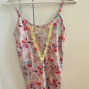 Siden linne från Intimissimi  - Somrigt sidenlinne från intimissimi i storlek S. I perfekt skick då jag bara använt den 1 gång för den lite liten. 