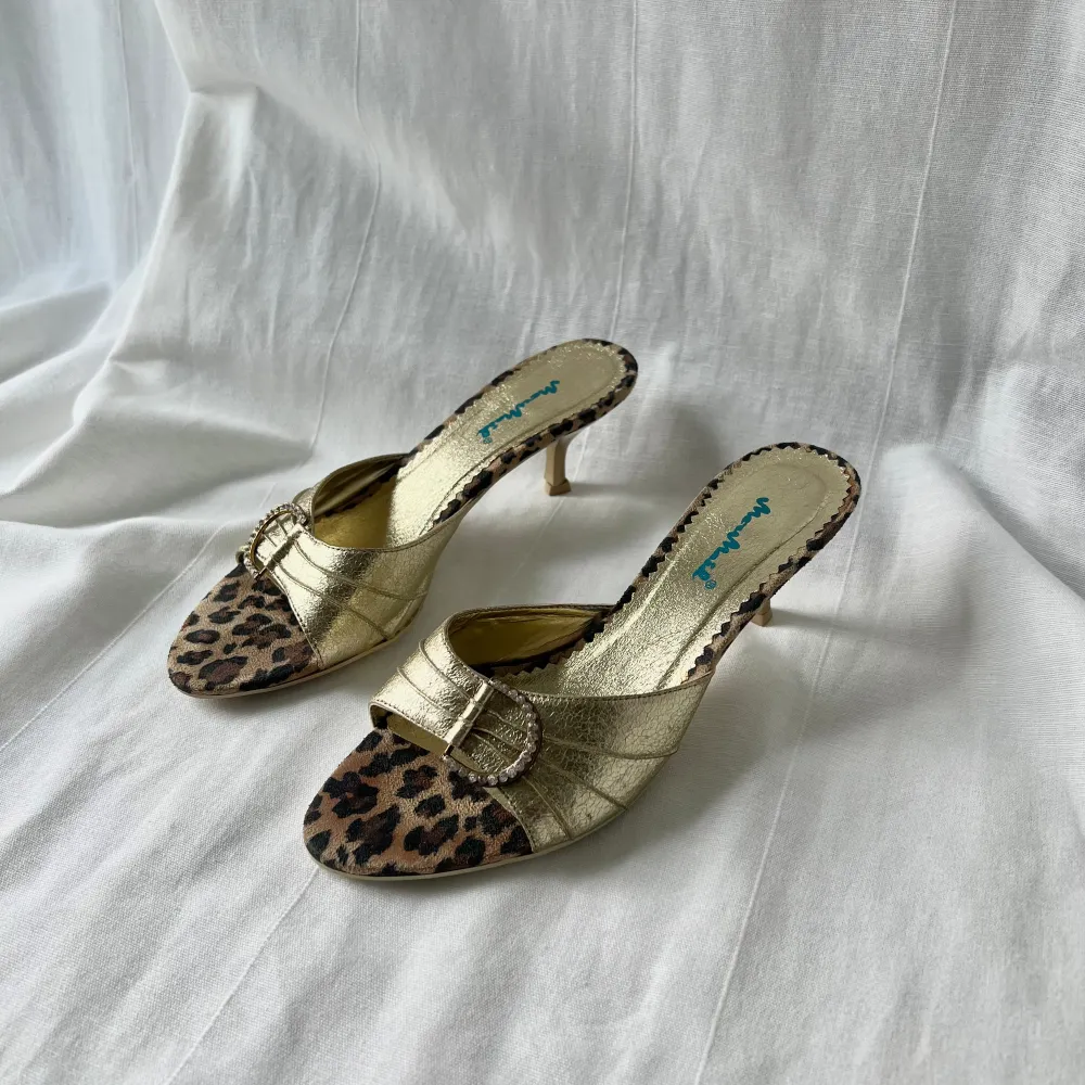 Vintage guldiga leopard klackskor med låg klack från MeuMaid. Aldrig använda. Klack: 6 cm. Sulans längd: ca 24,5 cm 💕. Skor.