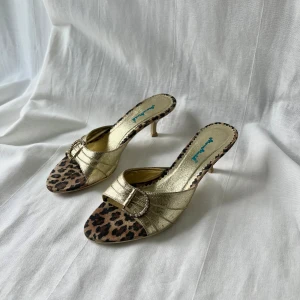 Kitten heels - Vintage guldiga leopard klackskor med låg klack från MeuMaid. Aldrig använda. Klack: 6 cm. Sulans längd: ca 24,5 cm 💕