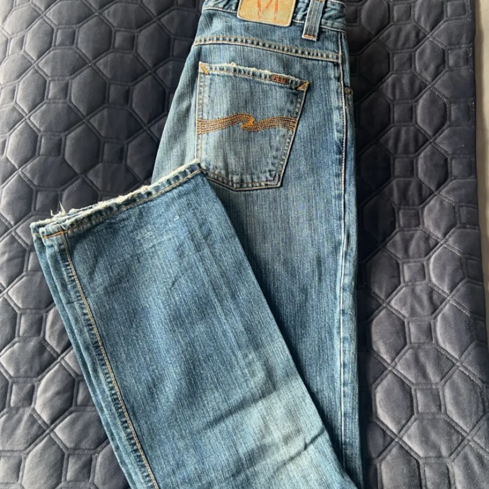 Ett par bootcut jeans från varumärket Nudie. Jeansen är i fint skick 8/10 inga defekter🔥 modell: bootcut ola. Passar både tjejer och killar.  Nypris ca 2000, säljer för endast 400. Postar inom några dagar, hör av dig vid frågor!. Jeans & Byxor.