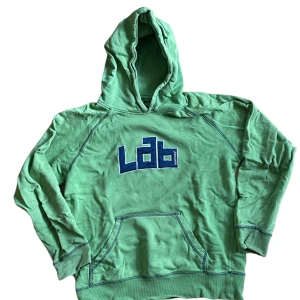 hoodie - en riktigt fet hoodie som säljs för 100kr. Storlek: XS i herr. 