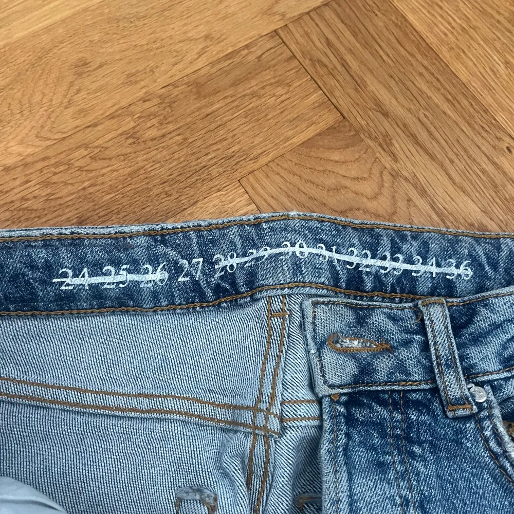 Säljer mina jeans som är i bra skick från bikbok! W27, L34 Nypris 599 Skriv privat för fler bilder💕. Jeans & Byxor.