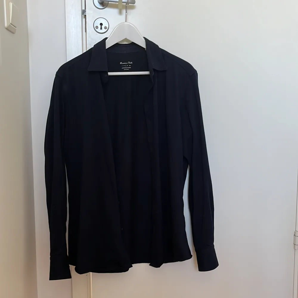 Tjo, säljer min Massimo Dutti skjorta eftersom den inte passar mig längre, perfekt skjorta till en sommar kväll. Hör av om ni har frågor. Paidat.