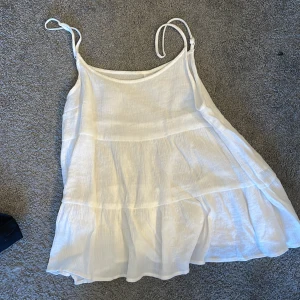 Vit topp - Jättefin topp perfekt till sommaren, bra skick knappt använd