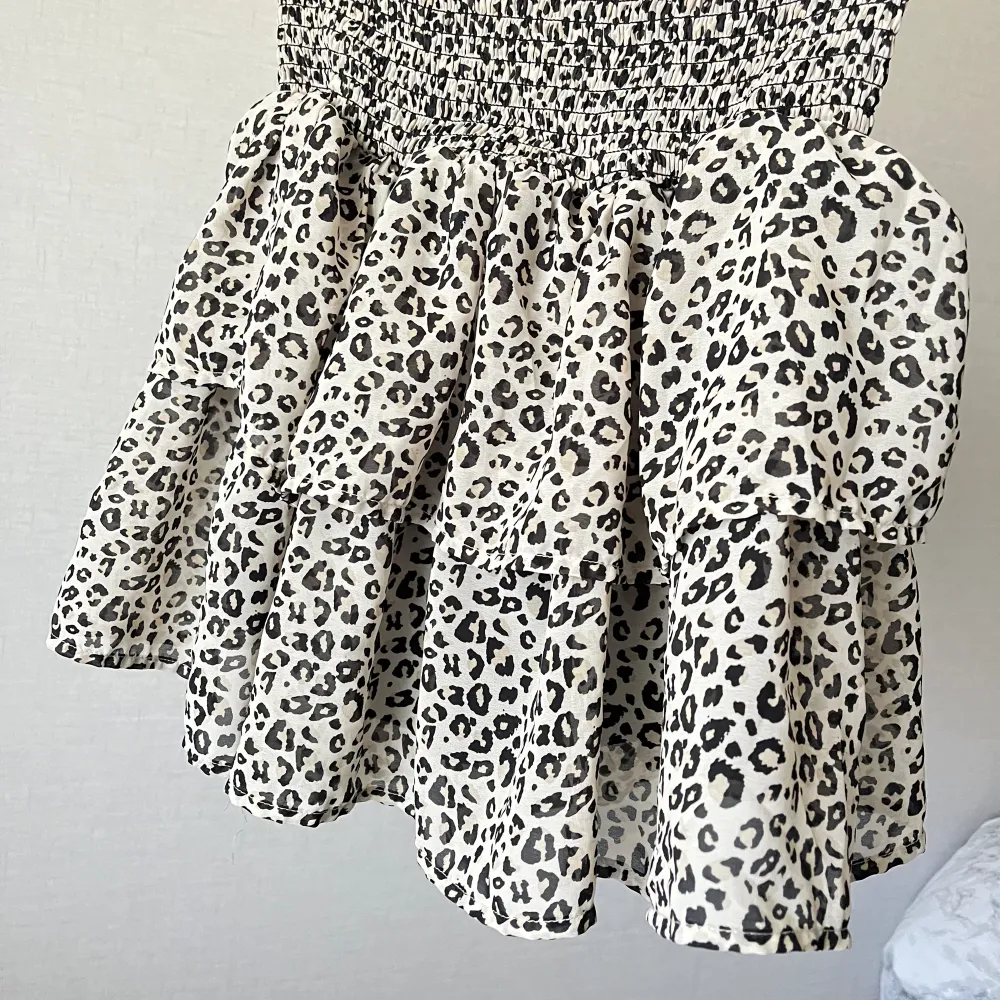 Trendig volangkjol med leopardmönster från KappAhl, säljs inte mer! Kjolen är i barn storlek men passar Xs-S Den är knappt andvänd och är i utmärkt skick samt inga defekter, redo att göra nästa ägare sommrig!!☀️⛱️. Kjolar.