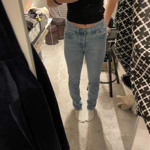 Säljer mina raka Levis jeans som knappt är använda 