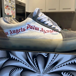 Palm angels vans  - Säljer mina palm angels vans då dem inte kommer till användning  (Äkta)  Skon är nyskick men lite lite smutsig går att tvätta!
