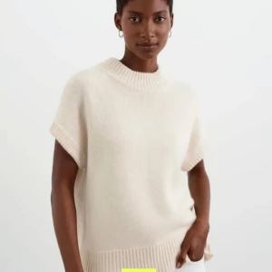 SOFTGOAT TRÖJA - Lägger ut igen då förra köparen aldrig hämtade ut tröjan så den skickades tillbaka till mig❤️❤️❤️ SoftGoat Round Neck top i storlek M!! Färgen ”Feather White”🤍🤍 Använd endast 3 gånger!