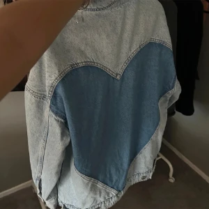 Jeansjacka  - Jeansjacka från zara som jag köpte på Plick men aldrig kommit till användning av mig, pris går att diskutera 💕