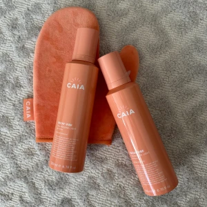 Caia brun utan sol + handske - Säljer 2 st brun utan sol mousse från CAIA, den med plast vid locket är oöppnad och den andra har ca hälften kvar. Handsken är helt oanvänd. 