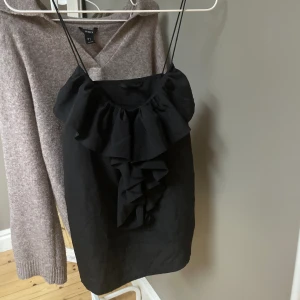 Topp - Jättefint linne med fina detaljer, bra skick, inga defekter ❤️ går även att knäppa upp mellan volangerna beroende på hur man vill ha.