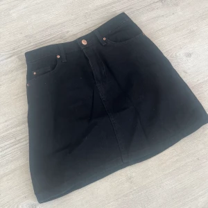 Svart jeanskjol  - Tight svart jeanskjol i nyskick