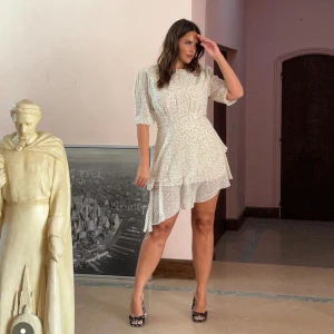 Adoore klänning - En otroligt sommrig adoore klänning i ljus gul/vit. Har använts få tal ggr är som ny!    Köpt för 1 295kr 