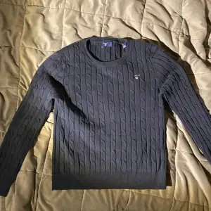 Gant tröja i storlek 158/164. Säljer för att den är för liten för mig. Den är bra kvalitet och inga defekter.  Bara att skriva om det är något du undrar över.