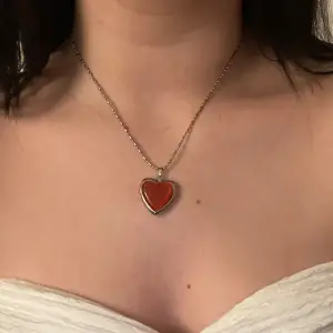 Jättefint silver halsband med rött hjärta som man kan öppna och sätta bild inuti💕 använd en gång. Frakt 18kr postar i brev☺️ kontakta mig om ni har några frågor<3