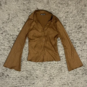 Brunt Croppat Svallande Ärm - Säljer den eftersom den är för lite för mig och har aldrig används heller !! 🩷 skirv gärna om ni har frågor  