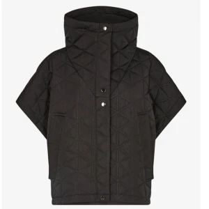 Tre kvartsärmad jacka - Copenhagen Muse - Denna trekvartsärmade jacka från Copenhagen Muse. Använd ca 3/4 gånger o köpt för 999kr.🌸är osäker för vilket pris jag vill sälja, så skriv privat för förslag