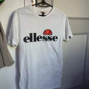 Ellese t-shirt i bra skick Mått från axel till midja= 71cm Mått från axel till axel=42cm