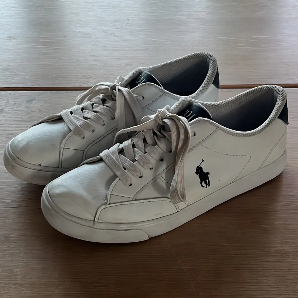 Tja jag säljer nu dessa vita polo Ralph lauren sneakers i storlek 39. Sulan är lite sliten och skorna har skick 6/10 dem är perfekt nu till sommaren och jag säljer på grund av att dem är för små. Skor.
