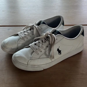 POLO RALPH LAUREN SNEAKERS - Tja jag säljer nu dessa vita polo Ralph lauren sneakers i storlek 39. Sulan är lite sliten och skorna har skick 6/10 dem är perfekt nu till sommaren och jag säljer på grund av att dem är för små