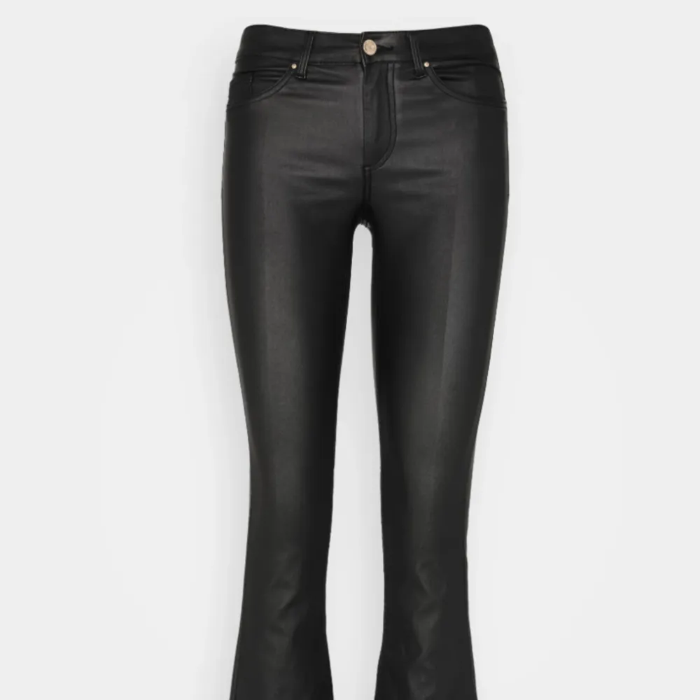 Skinnbyxor i modellen Blush Life Mid Flared från only, nypris 500kr och mitt pris är 250 då byxorna har slitningar men endå är i hyfsat skick🌟 . Jeans & Byxor.