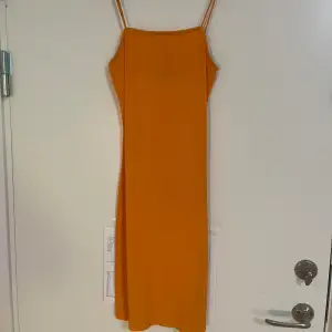 Orange klänning i storlek XS. En knälång klänning. Som ny. Så fin på😍
