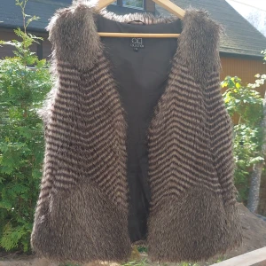 Vintage fauxfur väst - Vintage faux-fur väst. Köpte i italien flera år sen men har inte blivit använt. För flera bilder eller frågor, skriv till mig 💞