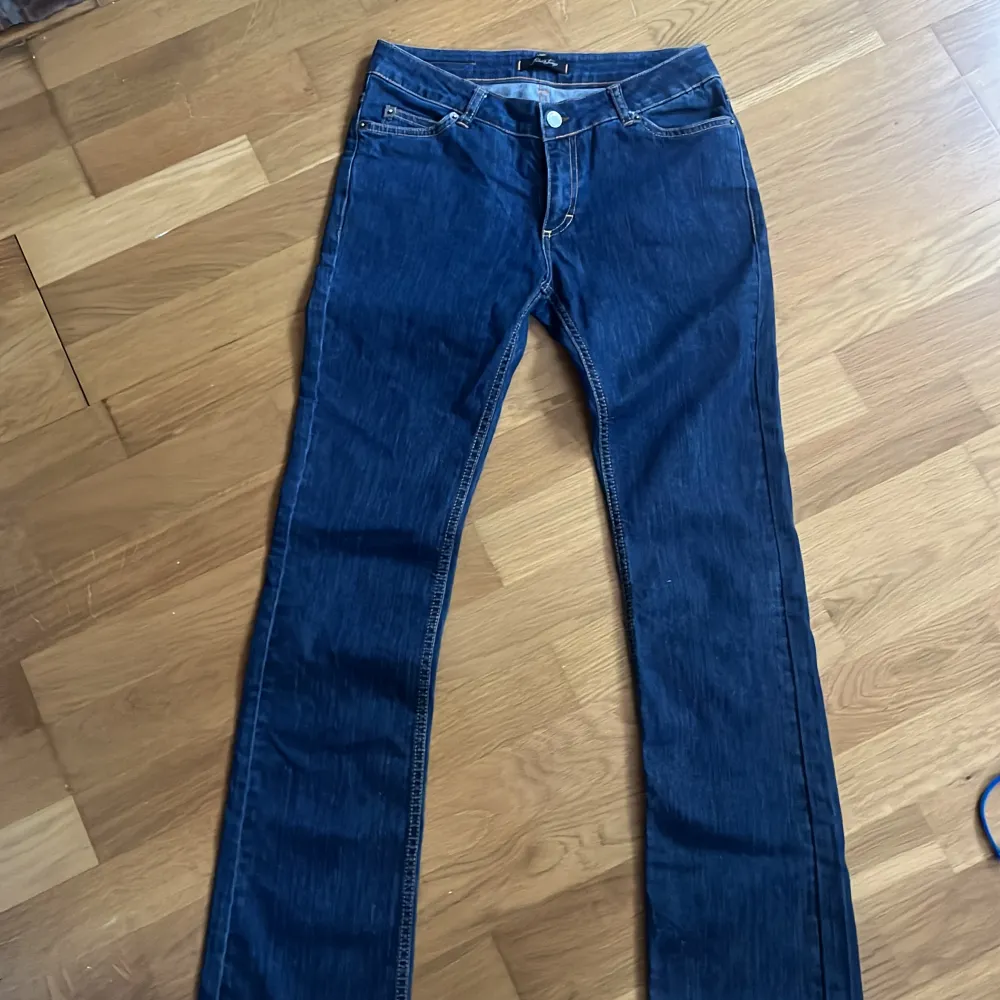 Blåa jeans! Jättebra skick fick dom för ett tag sen men dom var för små så har aldrig använt dom. . Jeans & Byxor.