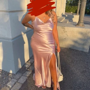 Bal klänning  - Jätte fin klänning jag köpte från Vinted men som jag kände inte passade mig. Använd en gång och ren! 