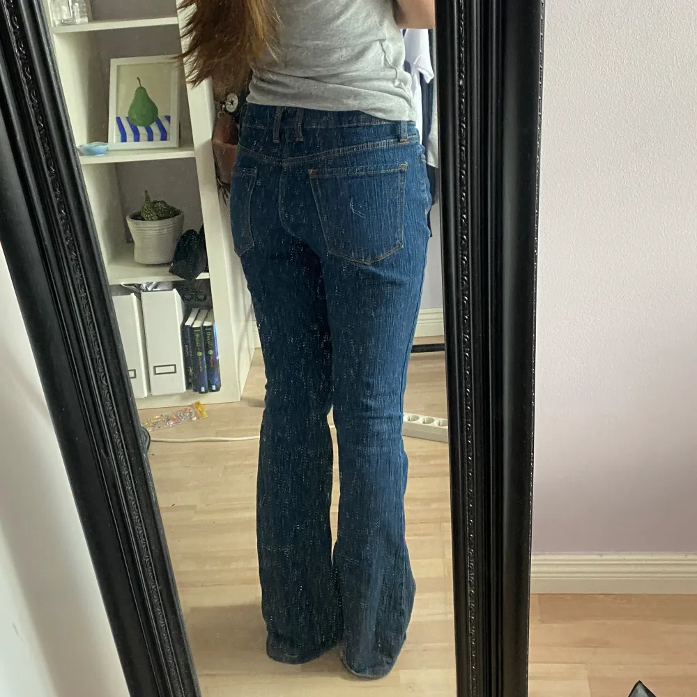 Otroligt snygga brandy melville jeans. De e lite förstora för mig vilket är varför jag säljer🥲. Slitage vid fållen men annars fint skick.💙 Midjemått tvärs över: 38cm Innerbenslängd: 81cm . Jeans & Byxor.