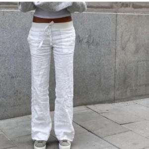 Alobha linnebyxor  - Säljer mina linnebyxor i storlek M från Alobha Label! Det är i den äldre modellen och är tyvärr lite förkorta och förstora för mig, o väldigt sparsamt använda!  De har tyvärr en liten fläck vid midjebandet, men den syns knappt! 💕 