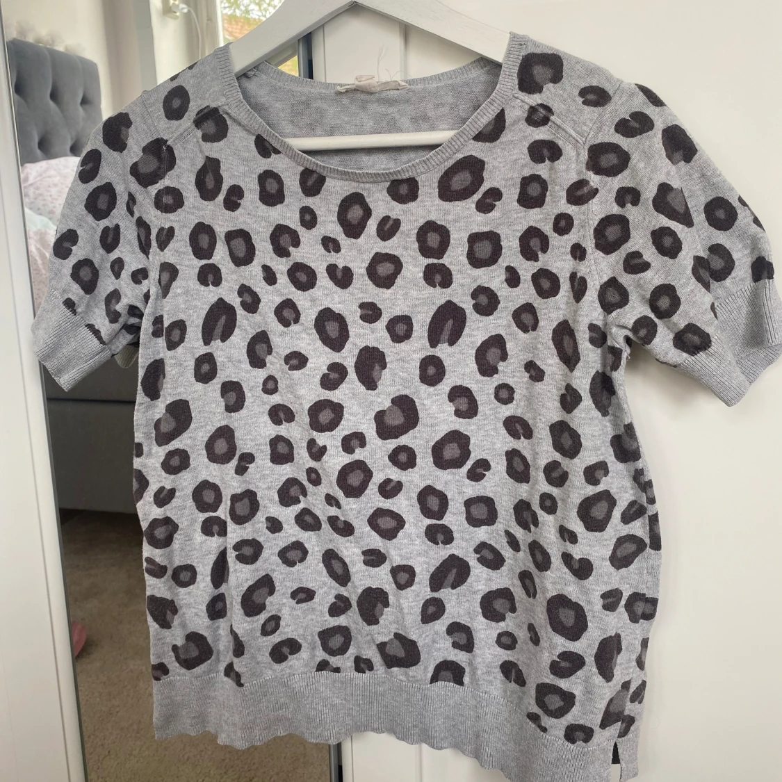 Stickad leopard T-shirt